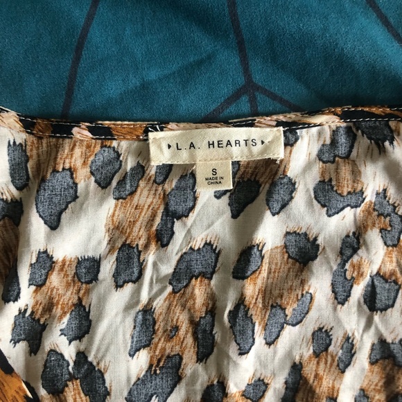 LA Hearts Short Sleeve Button Front Top - Picture 5 of 6